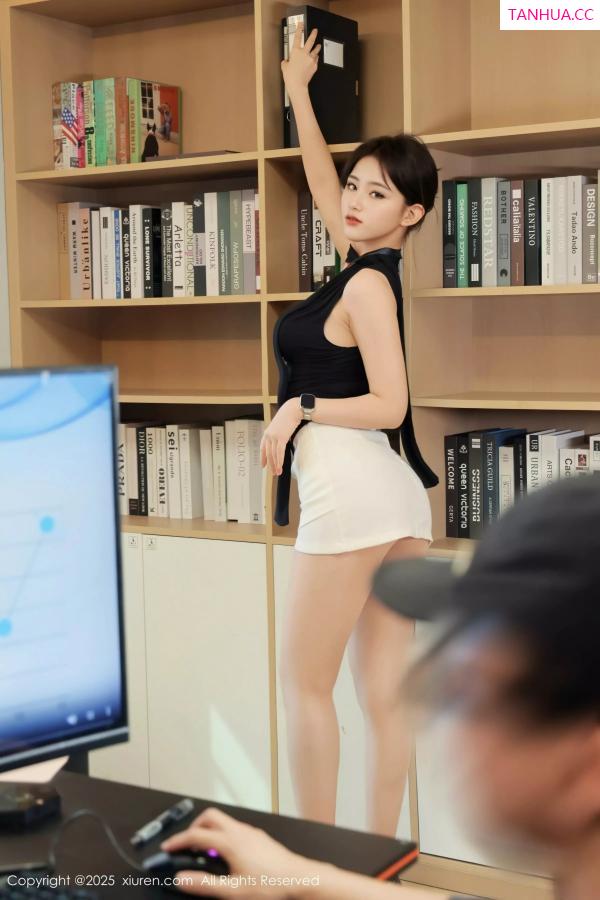   [XiuRen]高清写真图 2025.03.21 No.10052 小橘子orange 黑白职业装第17张图片